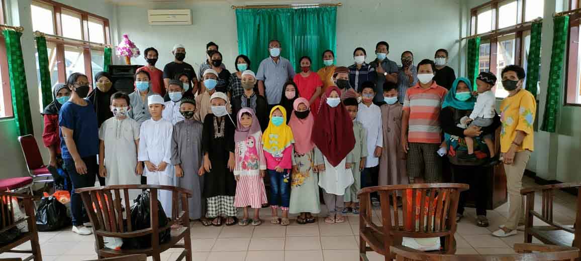 Jemaat GPM Rehoboth Santuni Anak Yatim Di Kawasan Waringin Talake