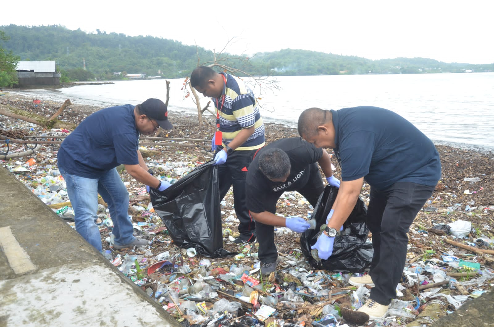 Libatkan AMGPM dan Sejumlah Pihak, Klasis PAT Gelar Aksi Bersih Pantai