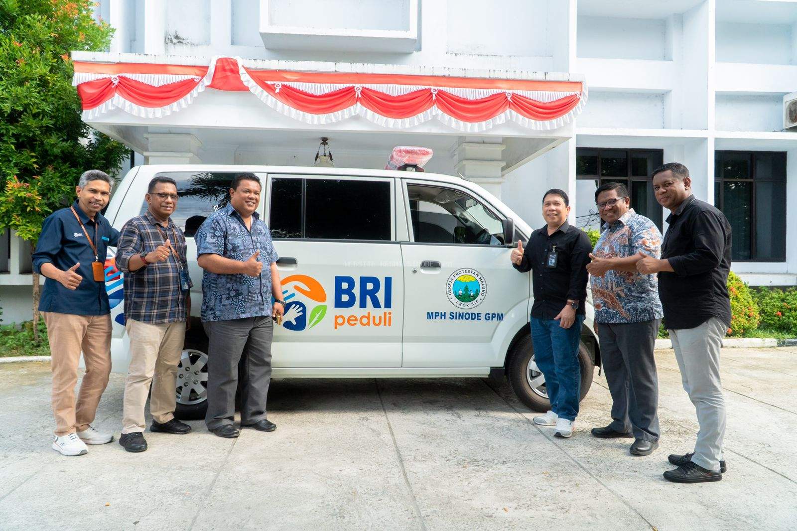 BRI Peduli Serahkan Bantuan CSR 1 Unit Mobil Ambulans Ke Sinode GPM