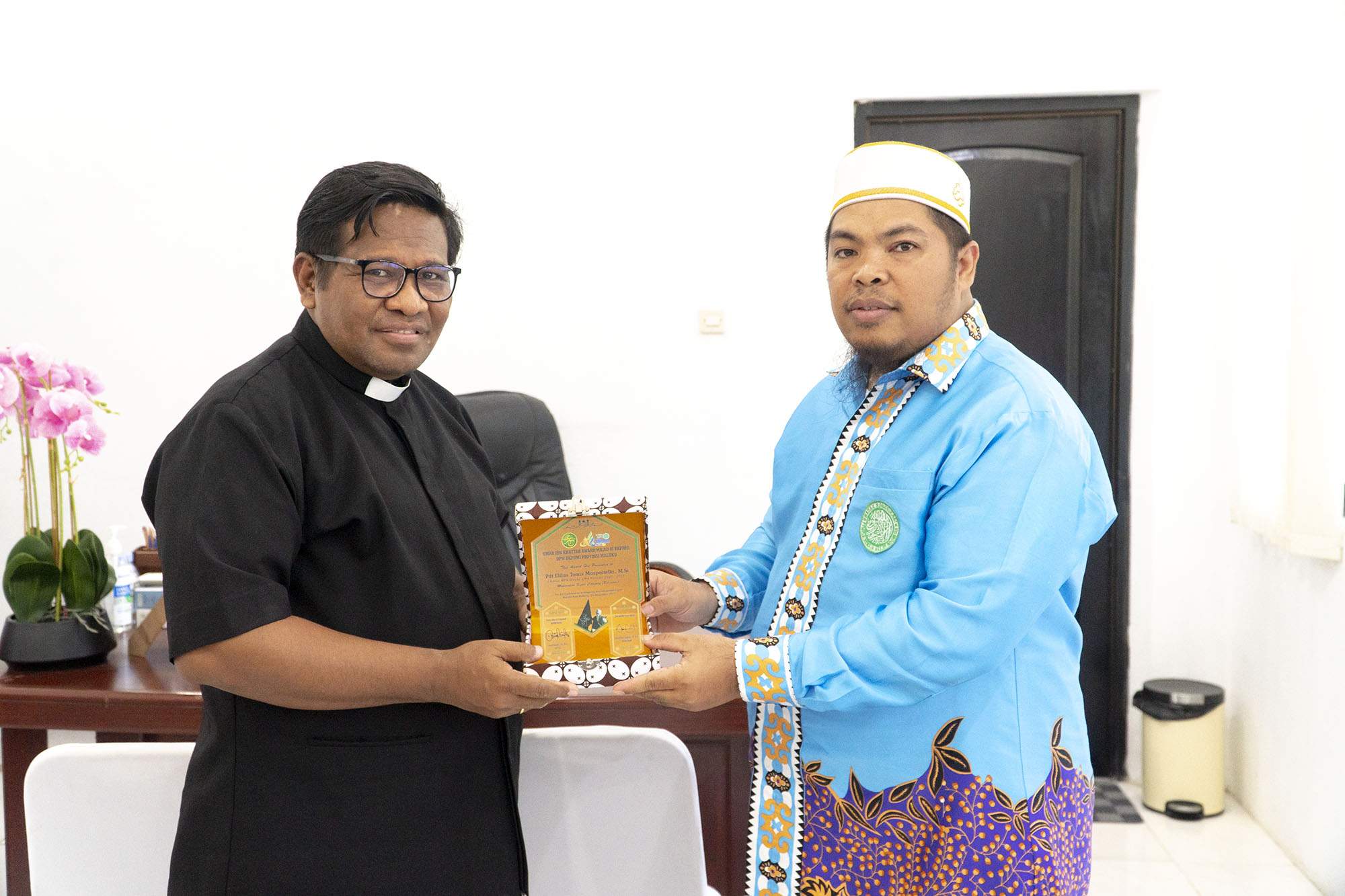 BKPRMI MALUKU BERI AWARD MODERASI AGAMA KEPADA KETUA SINODE GPM