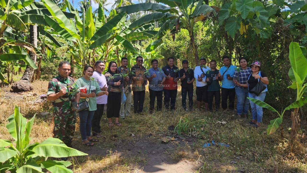 SULTAN TIDORE BERSAMA MPH SINODE GPM MENANAM PALA DI SOFIFI