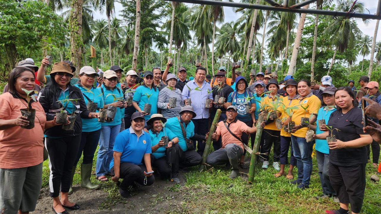 Mencegah Erosi dan Mendukung Pengembangan Perpem GPM, Klasis GPM Kairatu Menanam 1500 anakan tanaman Salak dan Bambu