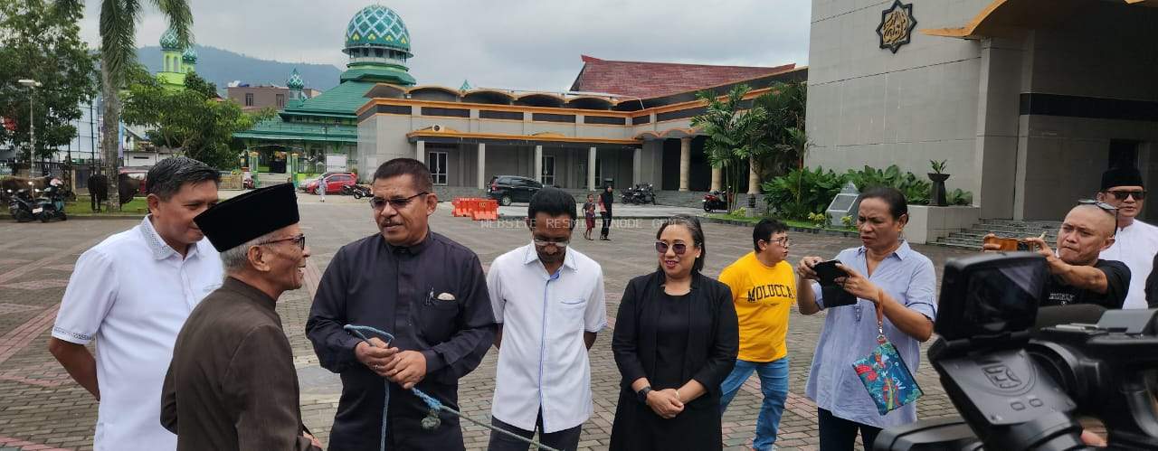 GPM Menyerahkan Hewan Kurban Kepada Basudara Muslim di Masjid Alfatah Ambon