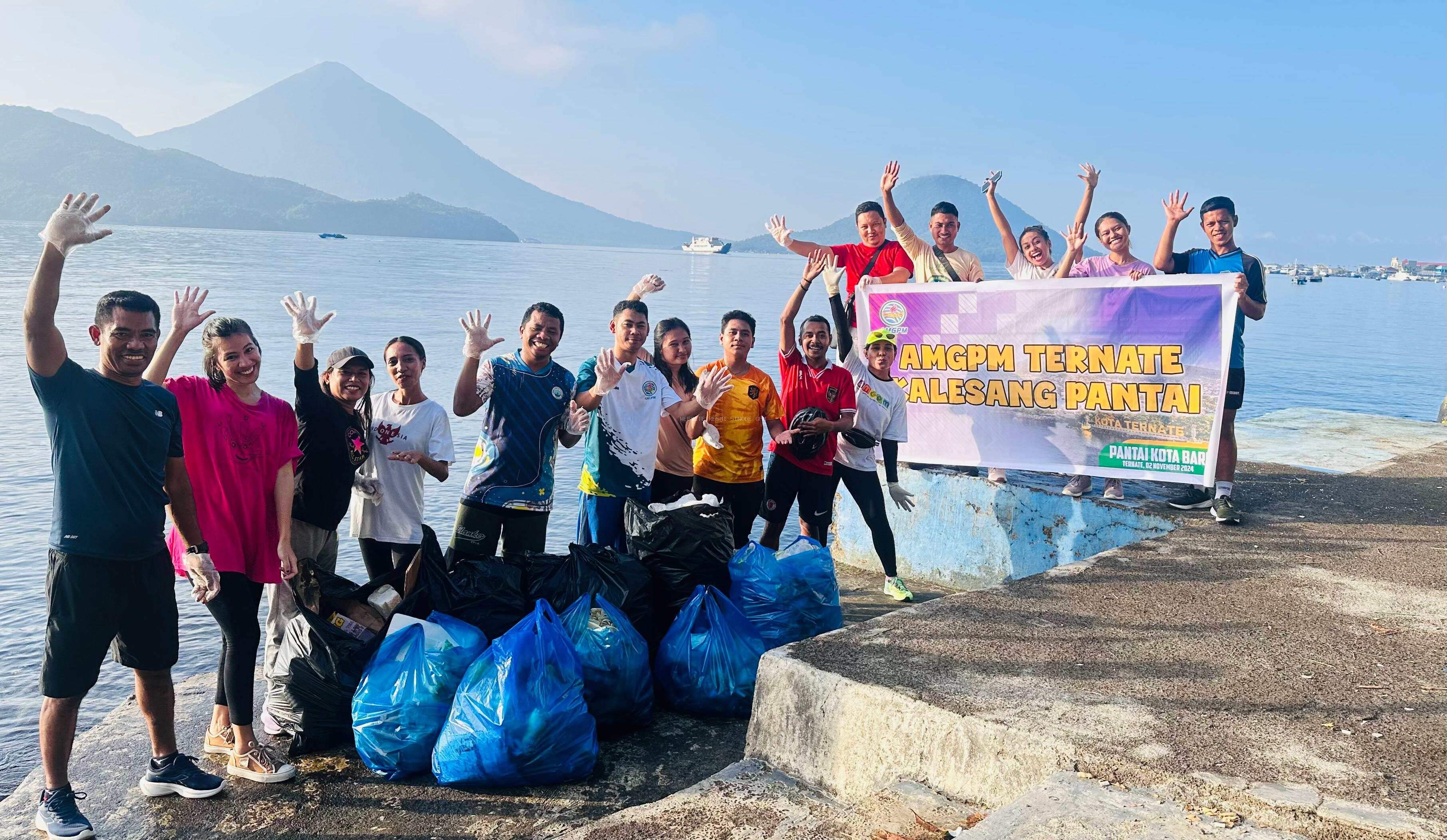 Peringati Hari Sumpah Pemuda ke-96, AMGPM Imanuel Ternate Gelar Aksi Kalesang Pantai di Kota Baru Ternate